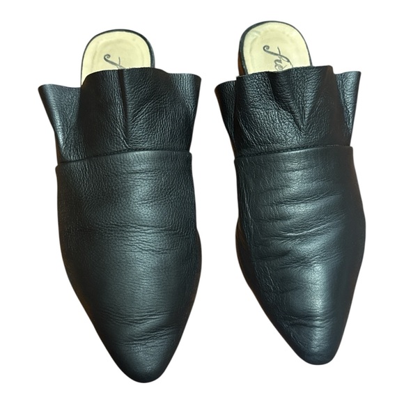Free People Sienna Ruffle Slip On Black Leather Pointed Toe Mules Shoes 38 EU - Picture 2 of 11